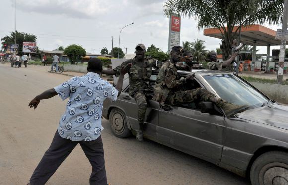 AFP/Scanpix nuotr./Žinia, kad Laurent'as Gbagbo sulaikytas, pradžiugino Alassane'o Ouattaros pajėgų karius ir Abidžano gyventojus.