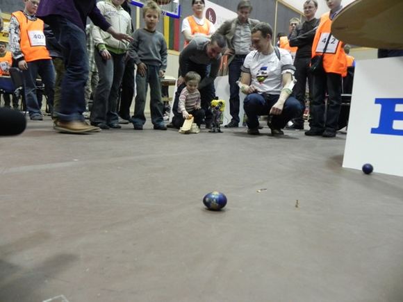 Ginos Kubiliūtės/15min.lt nuotr./Margučių varžybose vaikai rungėsi su robotu.