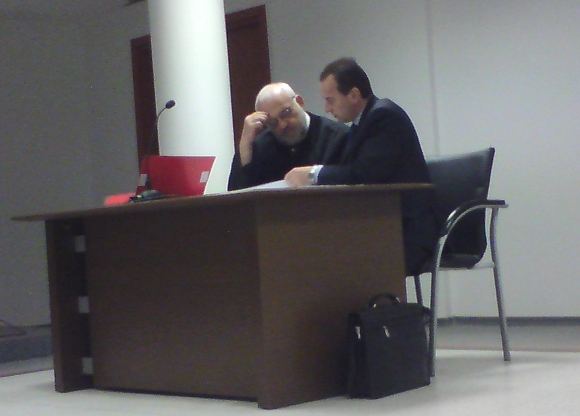 Sauliaus Chadasevičiaus/15min.lt nuotr./Kaltinamasis A.Stabingis su advokatu V.Valaainu (kairėje) teisme.