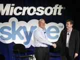 AFP/„Scanpix“ nuotr./„Microsoft“ generalinis direktorius Steve'as Ballmeris (k.) ir „Skype“ vadovas Tony Batesas.