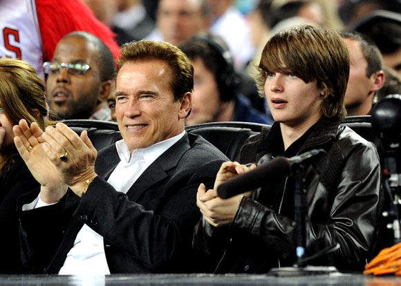 Scanpix nuotr./Arnoldas Schwarzeneggeris su sūnumi