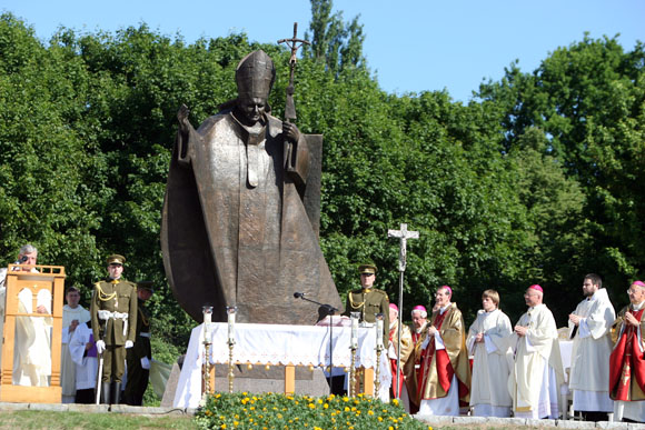 Kauno Santakos parke atidengtas paminklas Jonui Pauliui II