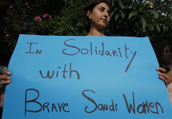 Scanpix nuotr./Protestuotoja palaiko Saudo Arabijos moteris