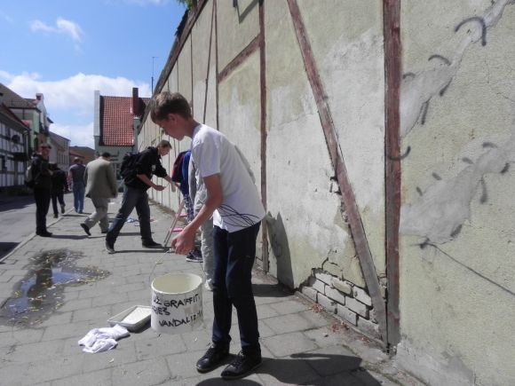 Ginos Kubiliūtės/15min.lt nuotr./Grafitininkai uždažė apterliotą senamiestyje esančio sandėliuko sieną.