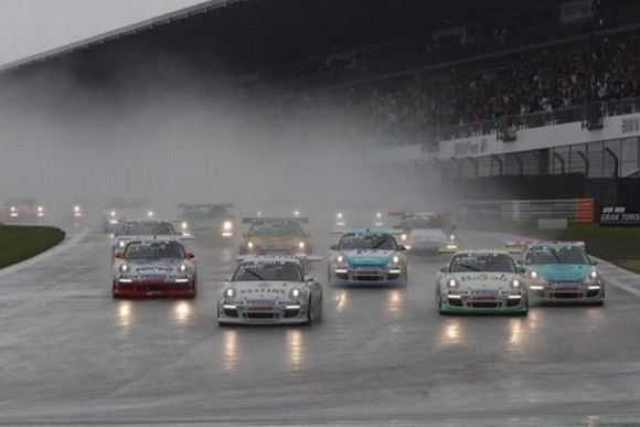 Organizatorių nuotr./Porsche Carrera pasaulio taurės lenktynių akimirka