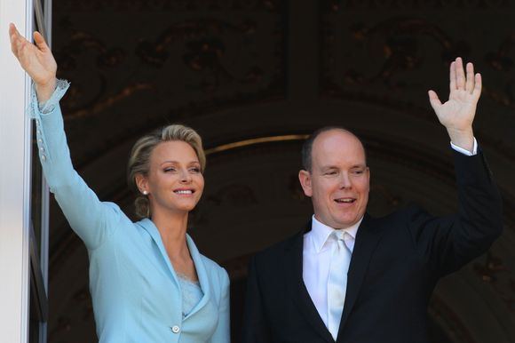 AFP/„Scanpix“ nuotr./Kunigaikštis Albertas II ir Charlene Wittstock po civilinės santuokos penktadienį
