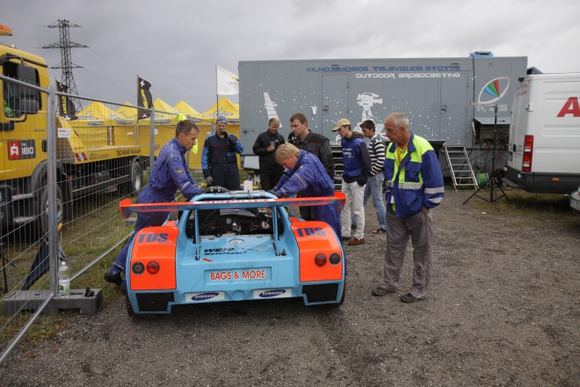 Žilvino Pekarsko/15min.lt nuotr./Bauer Racing lenktynės baigtos  užkalė AGM Kit Car variklis