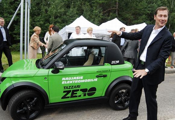 Organizatorių nuotr./Artūras Zuokas iabandė Tazzari elektromobilį