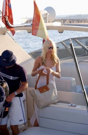Scanpix nuotr./Claudia Schiffer saloje avenčia savo 31  ąjį gimtadienį.