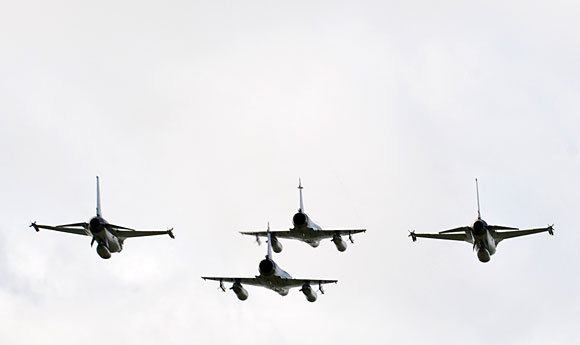 Prancūzų „Mirage 2000“ ir danų F-16 ore virš Zoknių