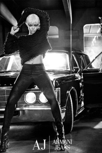 „Armani“ nuotr./Rihannos nuotrauka „Armani Jeans“ reklamai 