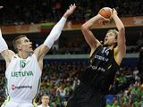FIBA nuotr./Robertas Javtokas ir Dirkas Nowitzki