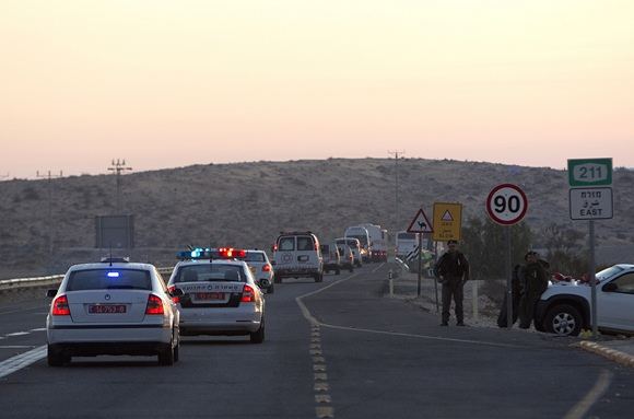 Reuters/Scanpix nuotr./Palestiniečius kalinius vežanti automobilių kolona