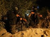 AFP/Scanpix nuotr./Palestinos kariai budi prie pagrindinio kelio
