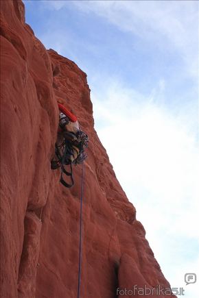 MM alpinistų nuotr./Kopti reikia atsargiai, nes uola biri