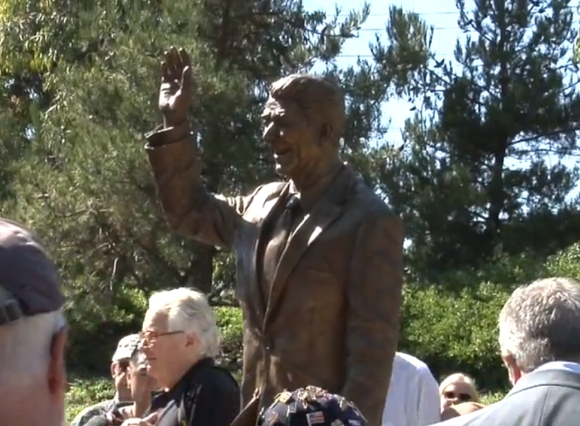 Ronaldo Reagano statula jos atidengimo dieną