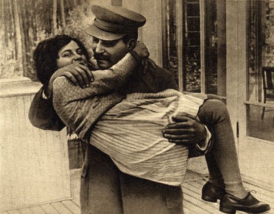 Wikimedia.org nuotr./Josifas Stalinas su dukra Svetlana (1935 m.)