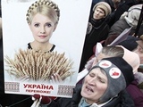 „Reuters“/„Scanpix“ nuotr./Protestuotojai laiko Julijos Tymošenko portretą.