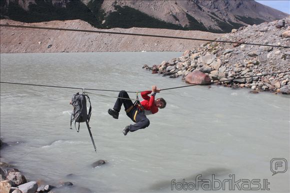 MM alpinistų nuotr./Gediminas keliasi per upę