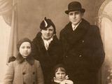 Asmeninio archyvo nuotr./Ramutei Skučaitei – penkeri. Šalia – brolis Algimantas, mama Elena ir tėvas Jonas, 1936 m.