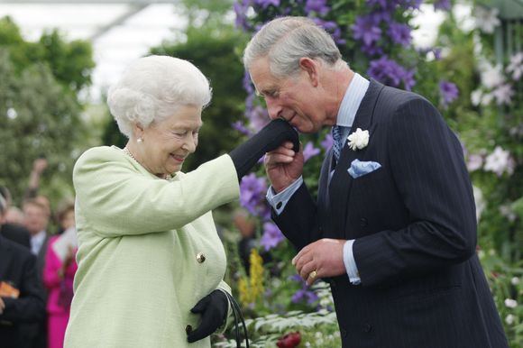 AFP/Scanpix nuotr./Princas Charlesas savo motinai Elizabeth II suteikė daug skausmo. 