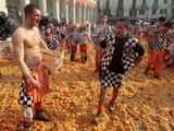 „Reuters“/„Scanpix“ nuotr./Apelsinų mūšis Italijoje