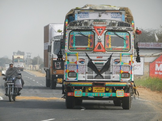 Indijoje įprastas sunkvežimis