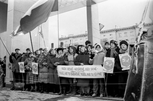 P.Lileikio (Lietuvos centrinio valstybės archyvo) nuotr./1990-ųjų kovo 11-ąją prie Aukščiausiosios Tarybos budėję žmonės laukė Lietuvos nepriklausomybės atstatymo.