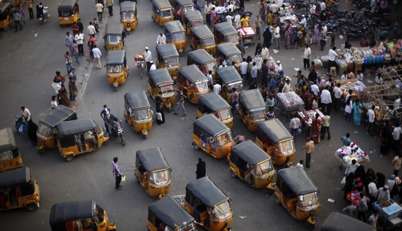 Reuters/Scanpix nuotr./Tuk-Tukai Indijoje