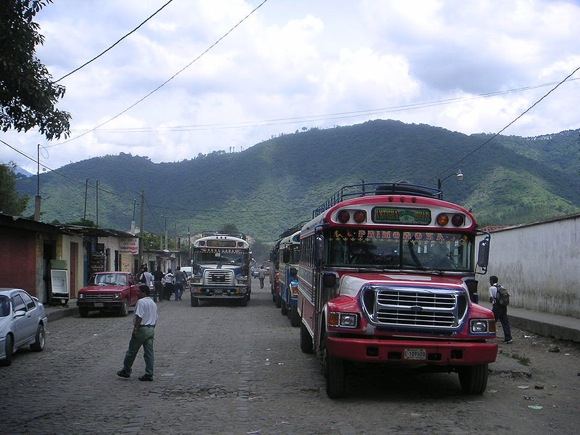 wikipedia.org nuotr./Viačiukų autobusas Gvatemaloje