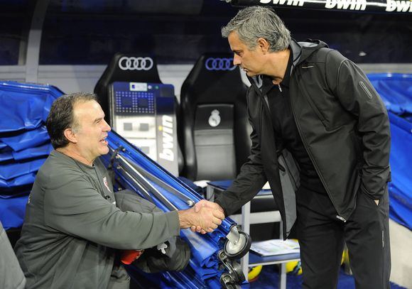 Reuters/Scanpix nuotr./Marcelo Bielsa ir Jose Mourinho