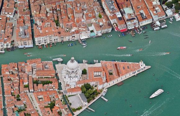 Stratocam.com nuotr./Viena ia geriausiai įvertintų Google Earth nuotraukų  Venecijos (Italija) prieplauka.