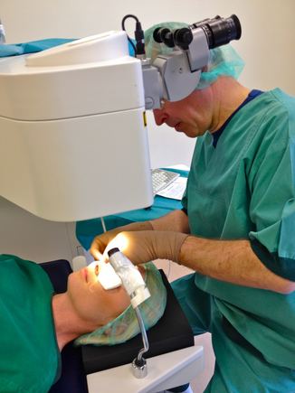 Asmeninio archyvo nuotr./Natalijai Bunkei dešinės akies operaciją atliko oftalmologas Algimantas Gutauskas.