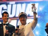 Algirdo Venskaus nuotr./Europarlamentaras Viktoras Uspaskichas į reginį atsineaė auksinį agurką.