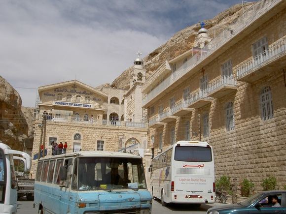 `v. Teklės vienuolyno papėdėje būdavo pilna turistus atvežančių autobusų