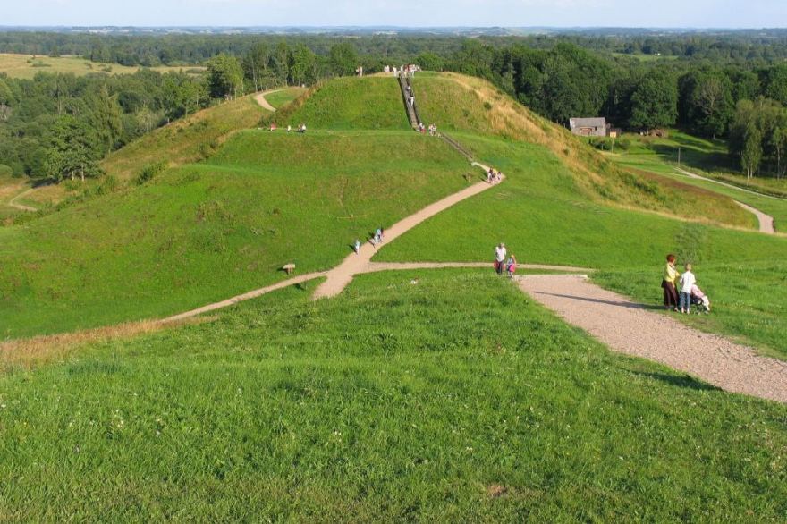 Valstybinės saugomų teritorijų tarnybos nuotr./Varnių Medvėgalio piliakalnis