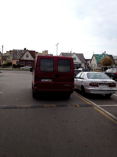 15min.lt skaitytojo nuotr./„Peugeot Boxer“ miktoautobusas, sustojęs prie geltonos linijos