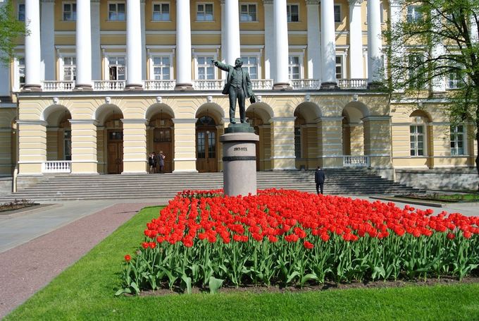 Violetos Grigaliūnaitės nuotr./Lenino paminklas tebestovi prie Smolnio, kur įsikūrusi Sankt Peterburgo vyriausybė.