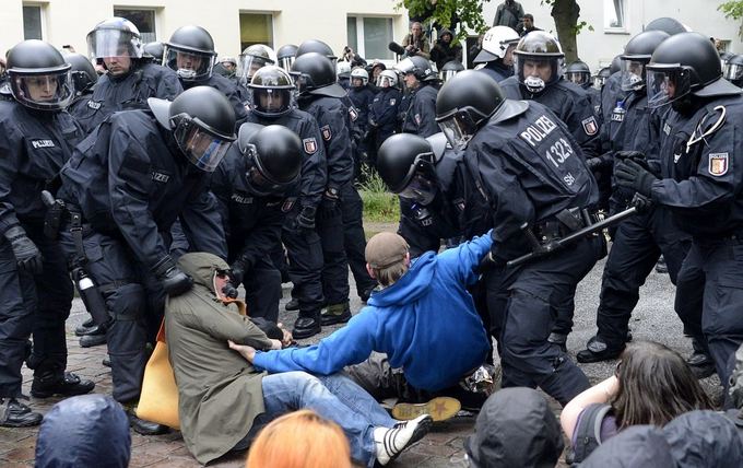 Reuters/Scanpix nuotr./Riauaes Hamburgo gatvėse malaino per 4 tūkst. policijos pareigūnų.