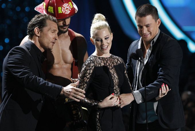 Reuters/Scanpix nuotr./Elizabeth Banks apdovanojimą įteikė aktoriai Joe Manganiello, Matthew McConaughey ir Channingas Tatumas