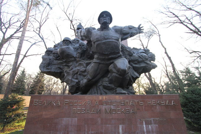 Evelinos ir Karolio nuotr./Sovietų paminklas Antrojo Pasaulinio Karo herojams