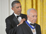 Barackas Obama Laisvės medaliu apdovanojo Izraelio prezidentą Shimoną Peresą