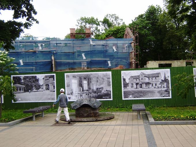 J. Vanagės nuotr./Palangos Kurhauzą juosianti tvora papuoata senosios aio pastato nuotraukomis.