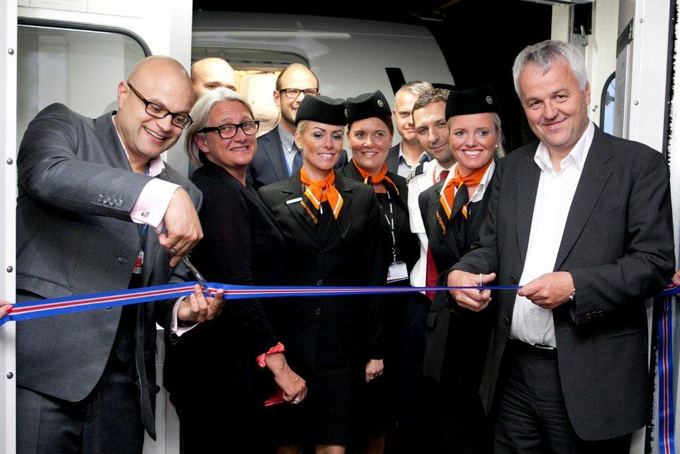 Vilniaus oro uosto nuotr./Iceland Express ir Vilniaus oro uosto vadovai perkirpo simbolinę juostą pirmojo skrydžio atidarymo proga
