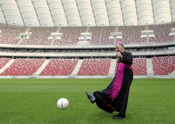 spiegel.de nuotr./Vyskupas Lenkijos nacionaliniame stadione priea Europos čempionatą smūgiavo kamuolį.