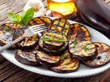 Fotolia nuotr./Kepti baklažanai 