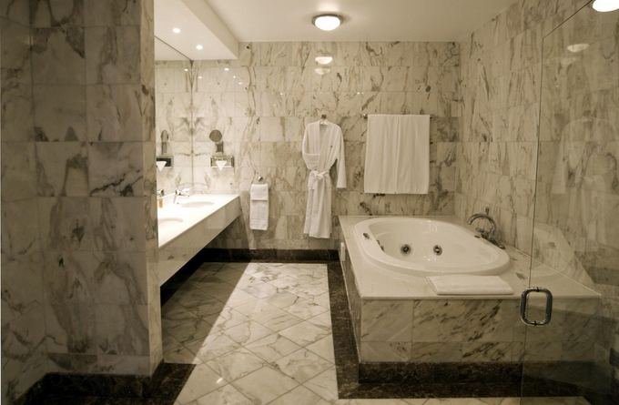 Le Meridien Vilnius nuotr./Prezidentinių apartamentų, kuriuose gyveno Lady Gaga, vonios kambarys