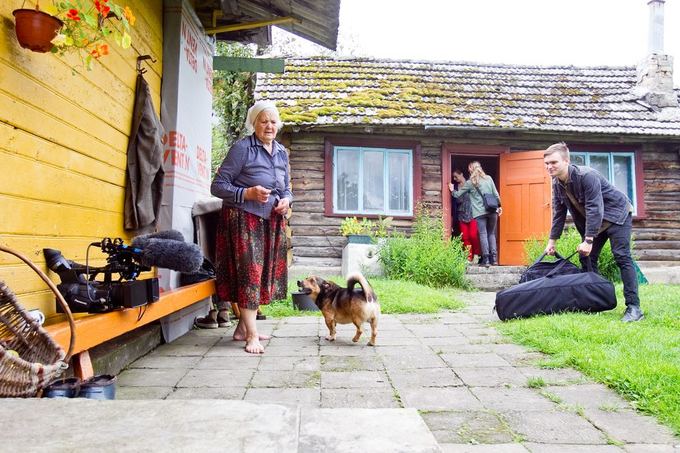 Irmanto Gelūno/15min.lt nuotr./Pranė Barysienė in her yard