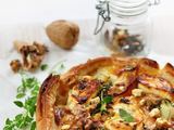 Shutterstock nuotr./Nesaldus obuolių pyragas su porais ir rokforo sūriu
