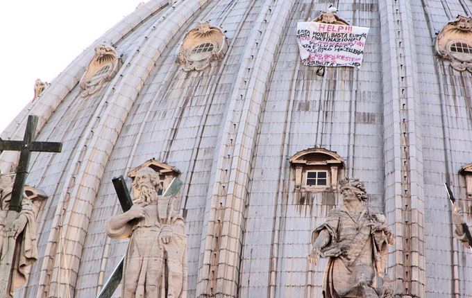 Reuters/Scanpix photo/Un italiano manifesta sulla cupola della basilica.